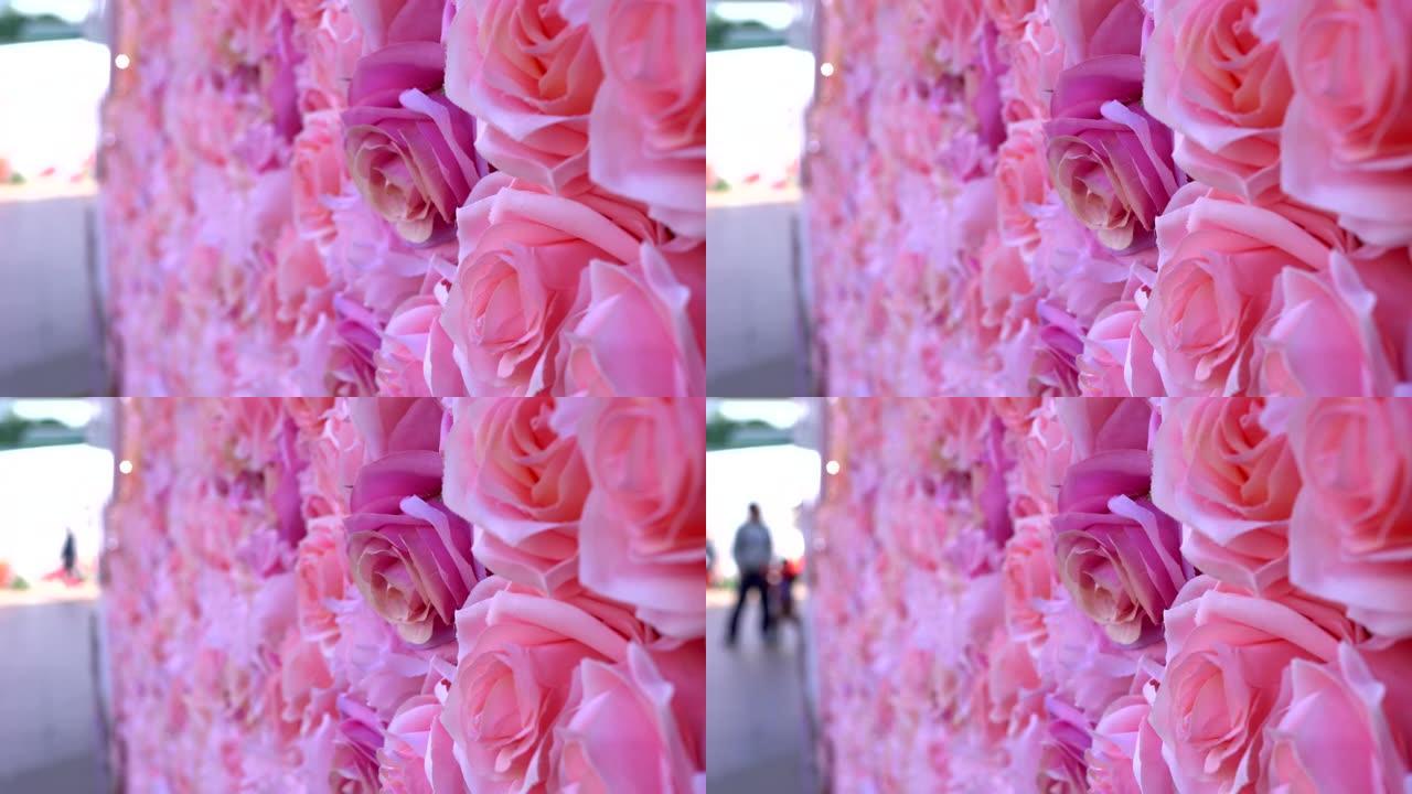 假日市场的粉红玫瑰墙。