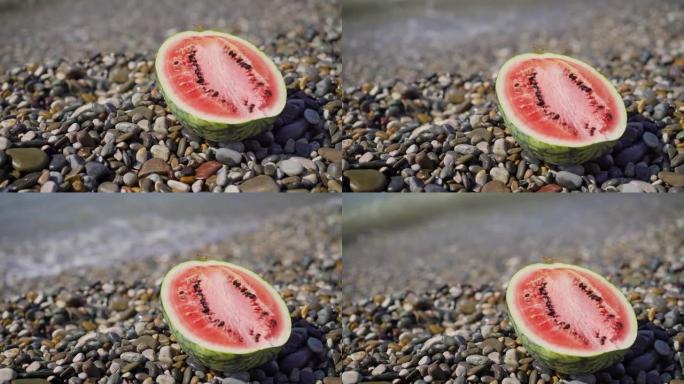 切好的西瓜躺在海边。海里的西瓜。成熟的西瓜躺在海边。