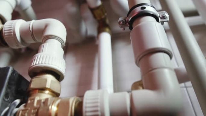 水管。私人住宅中的供水系统和锅炉房。