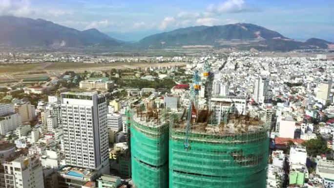 上方查看未完成的建筑物破碎的起重机