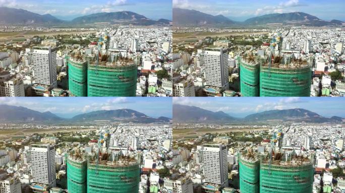 上方查看未完成的建筑物破碎的起重机