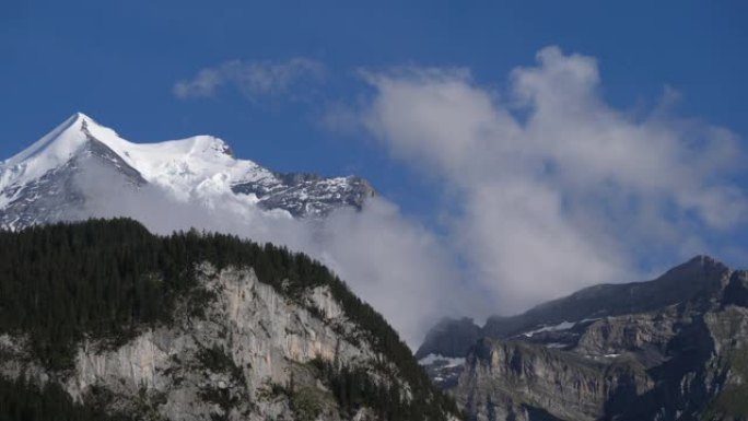 瑞士山脉景观，云彩在蓝色背景下掠过