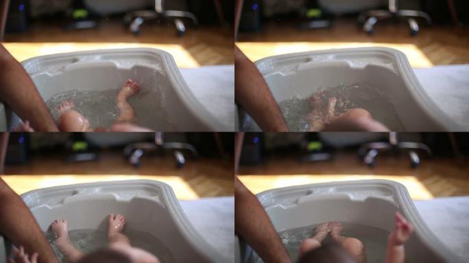 浴缸中的婴儿脚 (与父亲)