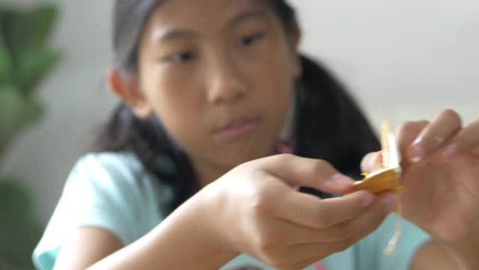 快乐的亚洲女孩在家吃黄油奶油零食，生活方式理念。