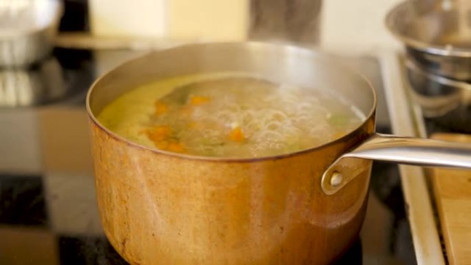沸腾蔬菜汤