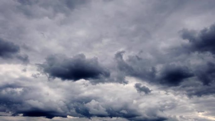 延时，雷雨前的天空。雷云在奔跑，在黑暗的天空中聚集