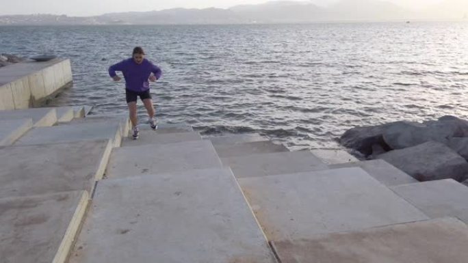 男子在海边奔跑锻炼健身姿势动作