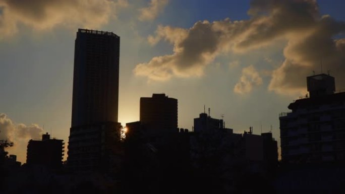 建筑物之间有日落的城市蓝天