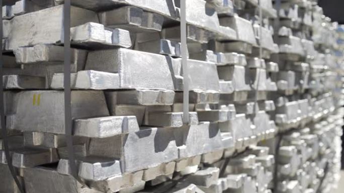 铝铸造厂的金属锭。冶金厂生产铝型材的钢坯
