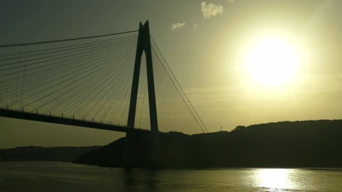 太阳背景下博斯普鲁斯海峡的桥梁剪影