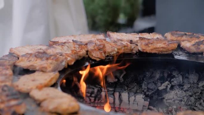 慢动作: 用热火焰在火盆上烹饪肉排的过程-特写