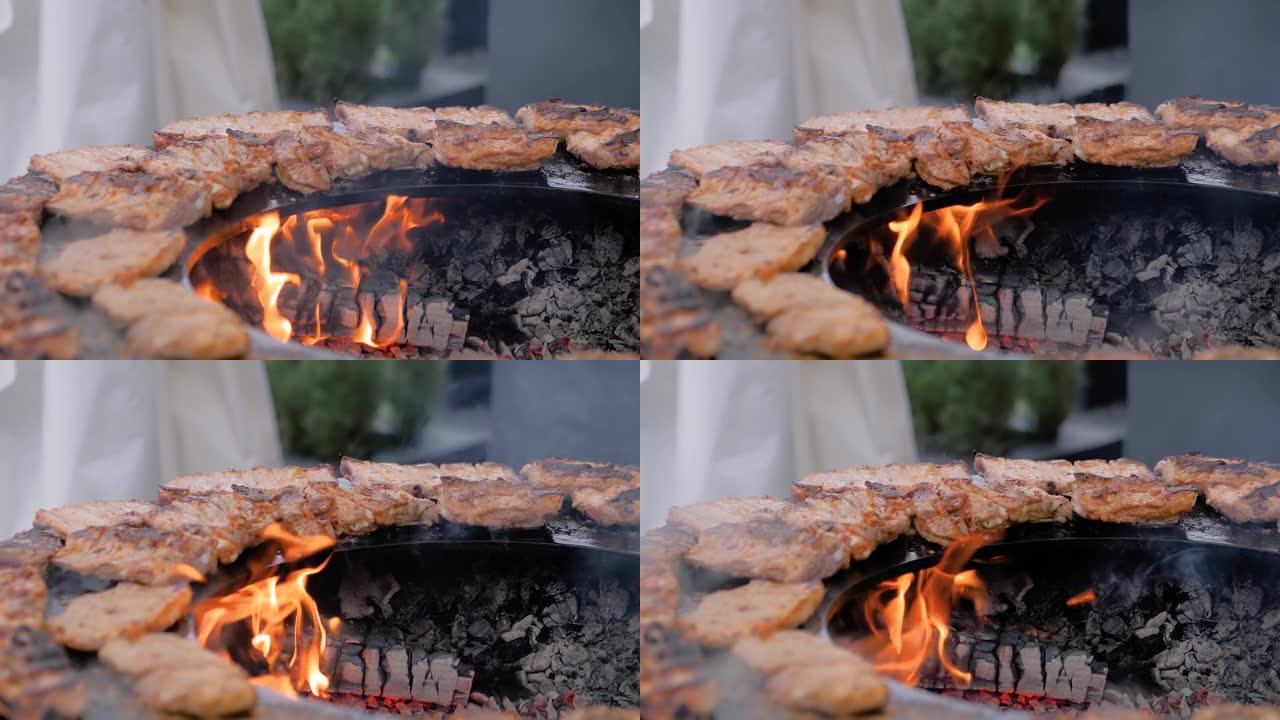慢动作: 用热火焰在火盆上烹饪肉排的过程-特写
