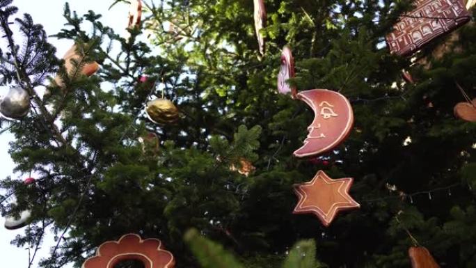 圣诞树树枝上的木制玩具，一个月的形状，六角星等。