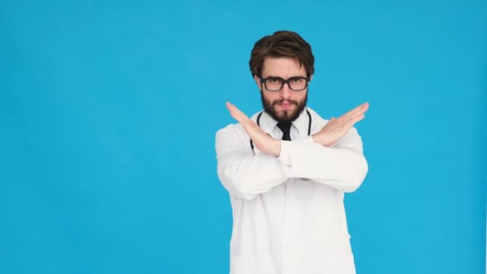 穿着专业医疗白大衣的严肃医生肖像，没有交叉手势。否认，拒绝，不同意。男人医生孤立在蓝色背景上。