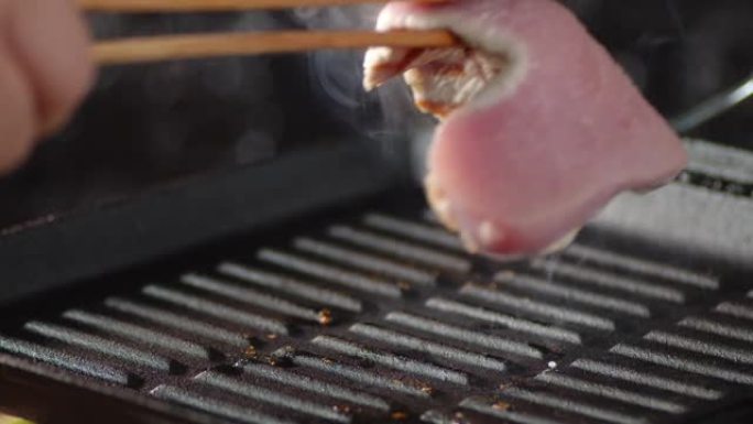烤火鸡鱼片用热蒸汽在锅里翻过来。