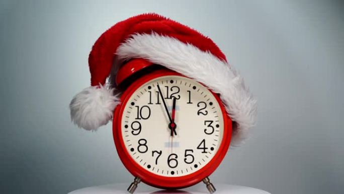 圣诞老人圣诞帽在滴答作响的时钟，时间流逝。