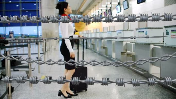 在机场里，空中小姐被铁丝网挡住