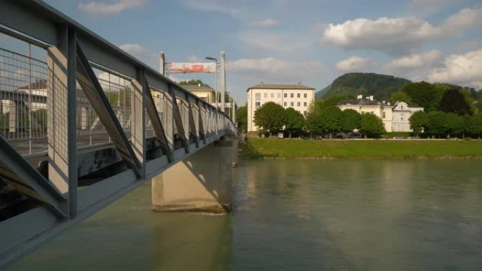 日落时间萨尔茨堡市中心拥挤的人行天桥全景4k奥地利