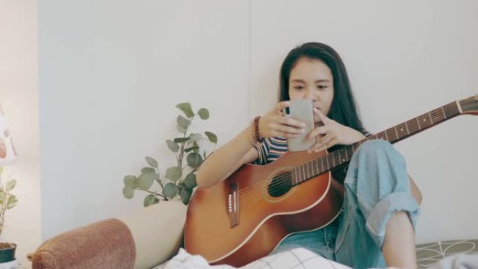 快乐的吉他手女孩在她的房间里-股票视频