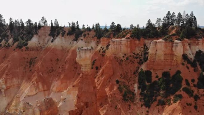 锡安国家公园沿线的山景自然景观在美国犹他州南部拥有生动的橙色岩石