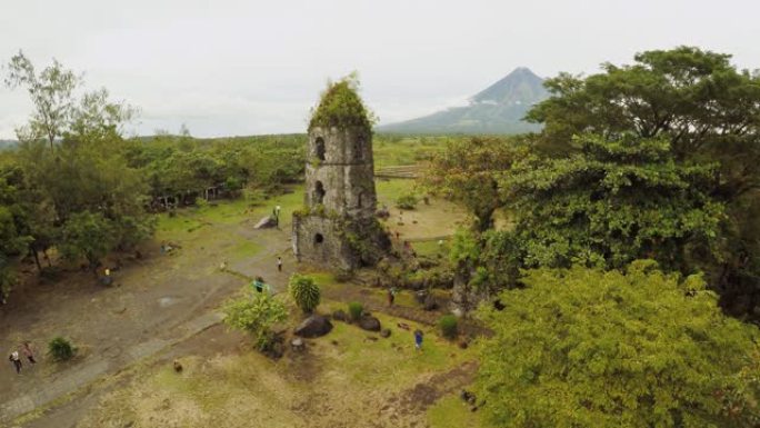鸟瞰图Cagsawa教堂废墟，背景是马永火山，菲律宾黎牙实比。阴