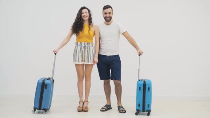 4k slowmotion的视频，情侣在度假前在去机场的路上拖着行李。假期的概念。