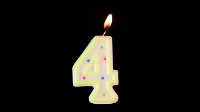 4号蜡烛燃烧-生日!黑色背景。