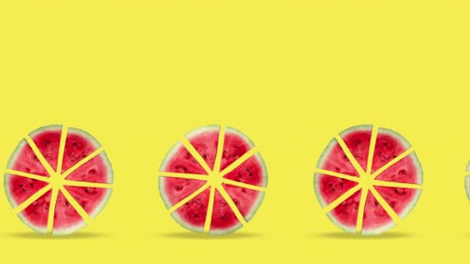 在黄色背景上动画的西瓜片。逼真的3d食物滑动。创意运动设计艺术，广告理念搭配健康食品