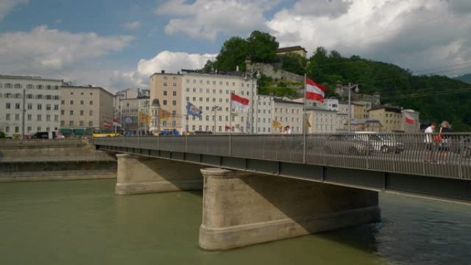 萨尔茨堡市中心著名的拥挤交通桥全景4k奥地利