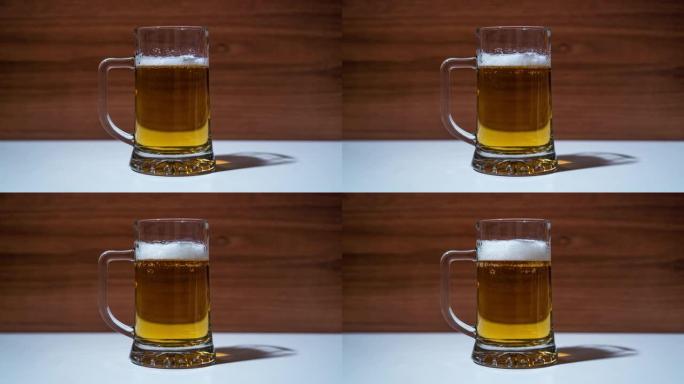 装满白色泡沫的啤酒杯