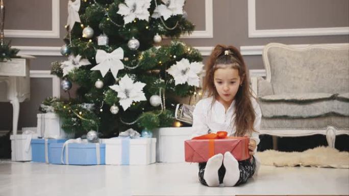 出乎意料的礼物来到可爱的女孩，她感到惊讶，哇，拿起盒子并在相机上显示。