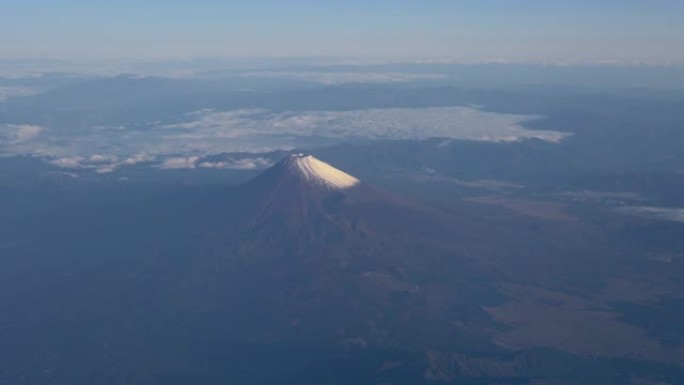 鸟瞰富士山 (富士山) 和蓝天。4K UHD