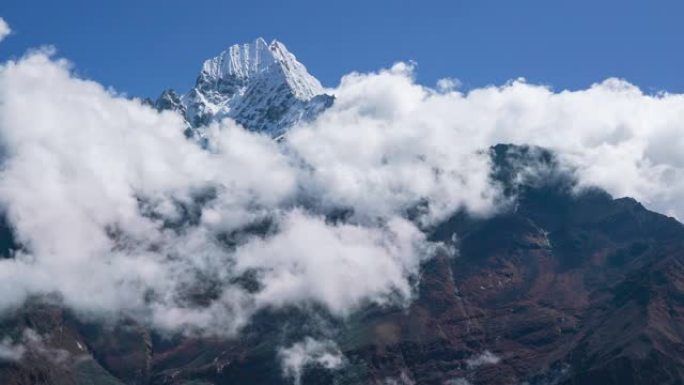 尼泊尔萨加玛塔国家公园南切巴扎定居点附近的4k慢动作延时视图塔姆瑟库6608米山顶。珠穆朗玛峰大本营