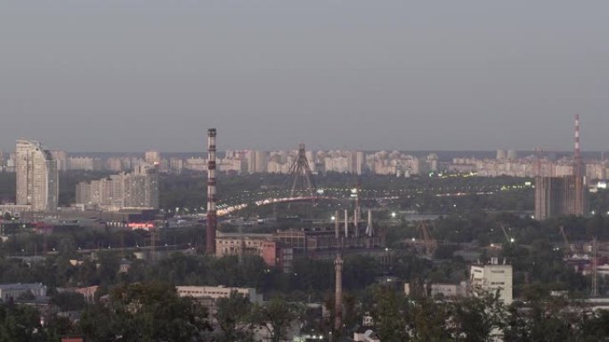 黄昏时路灯亮着的城市景观，延时，鸟瞰图。乌克兰基辅北桥。