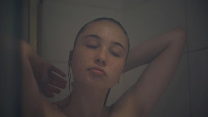 年轻女子正在洗澡洗头