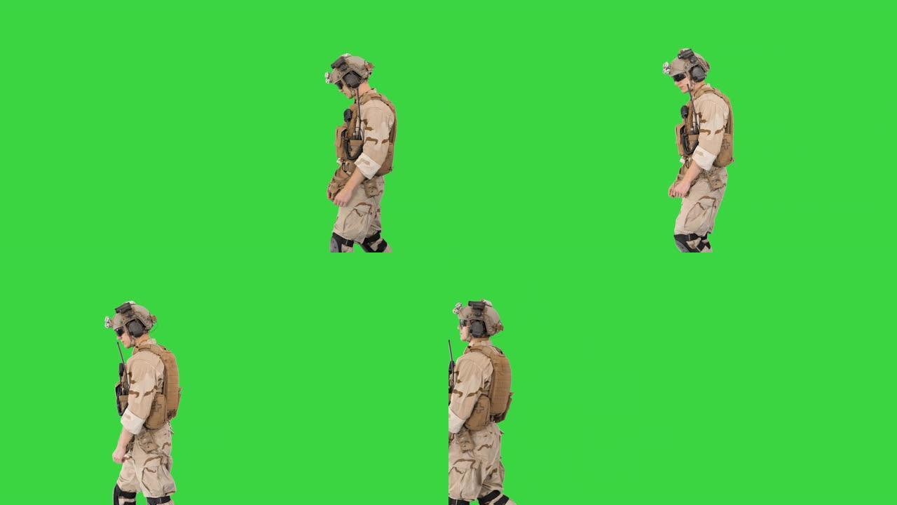 美国陆军游骑兵在绿屏上走过，色度键
