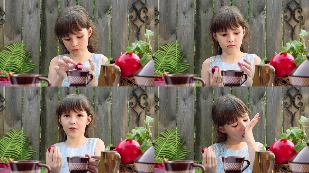 女孩坐在餐桌旁吃乡村浆果，舔手指