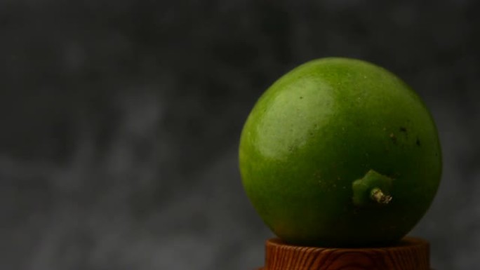 绿石灰旋转。吃起来酸又有用的水果。