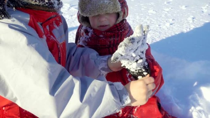 冬季公园里的两个孩子带着黏糊糊的雪