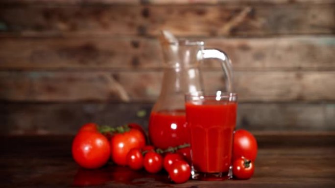 桌上的玻璃杯和水罐中的番茄汁。