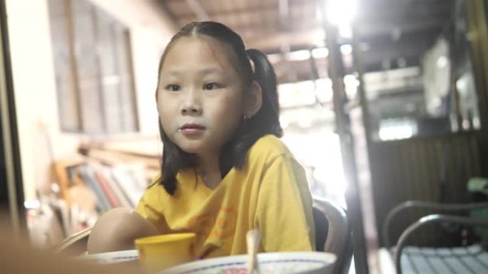 亚洲女孩吃早餐，早上和家人聊天，生活方式理念。