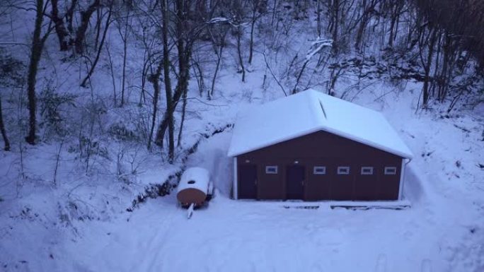 冬季积雪覆盖的山间小屋