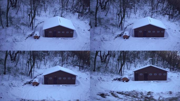 冬季积雪覆盖的山间小屋