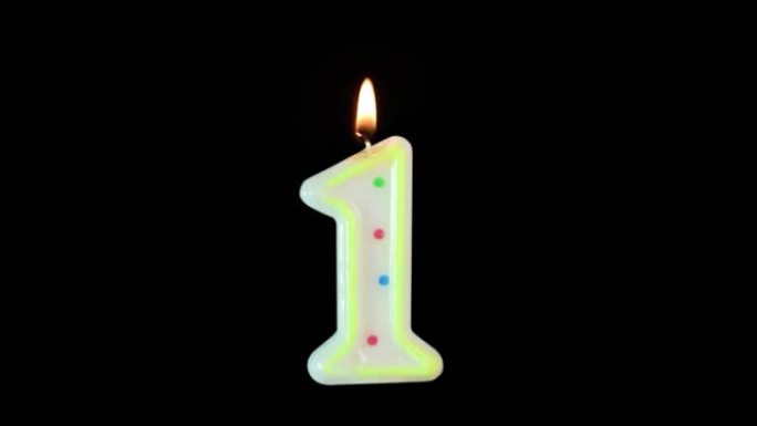 1号蜡烛燃烧-生日!黑色背景。