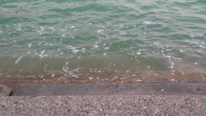 晚上，海水海浪袭击了多哈海滨的混凝土屏障。