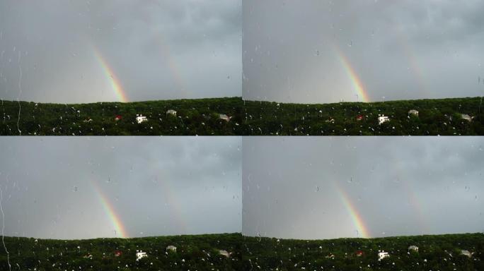 天空中的彩虹。从窗户看。