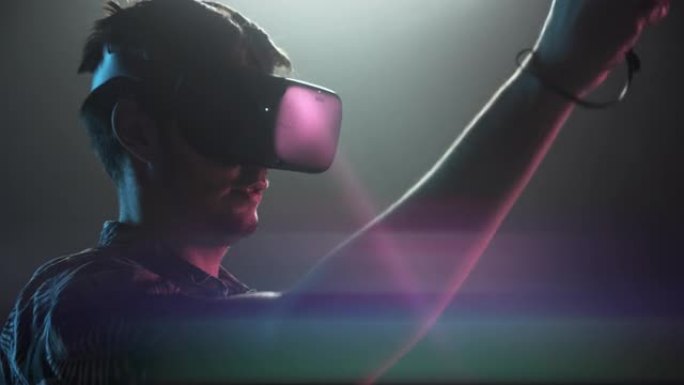 VR耳机中的玩家在明亮的灯光下玩耍