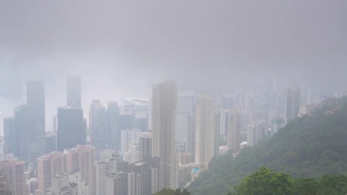 香港天际线的延时风暴云，香港城市景观，中国香港维多利亚港上空的摩天大楼