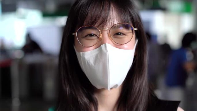 亚洲妇女戴着防护面具看镜头