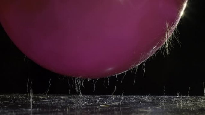 气球中的静电从台面上拾取头发和灰尘 | 科学实验